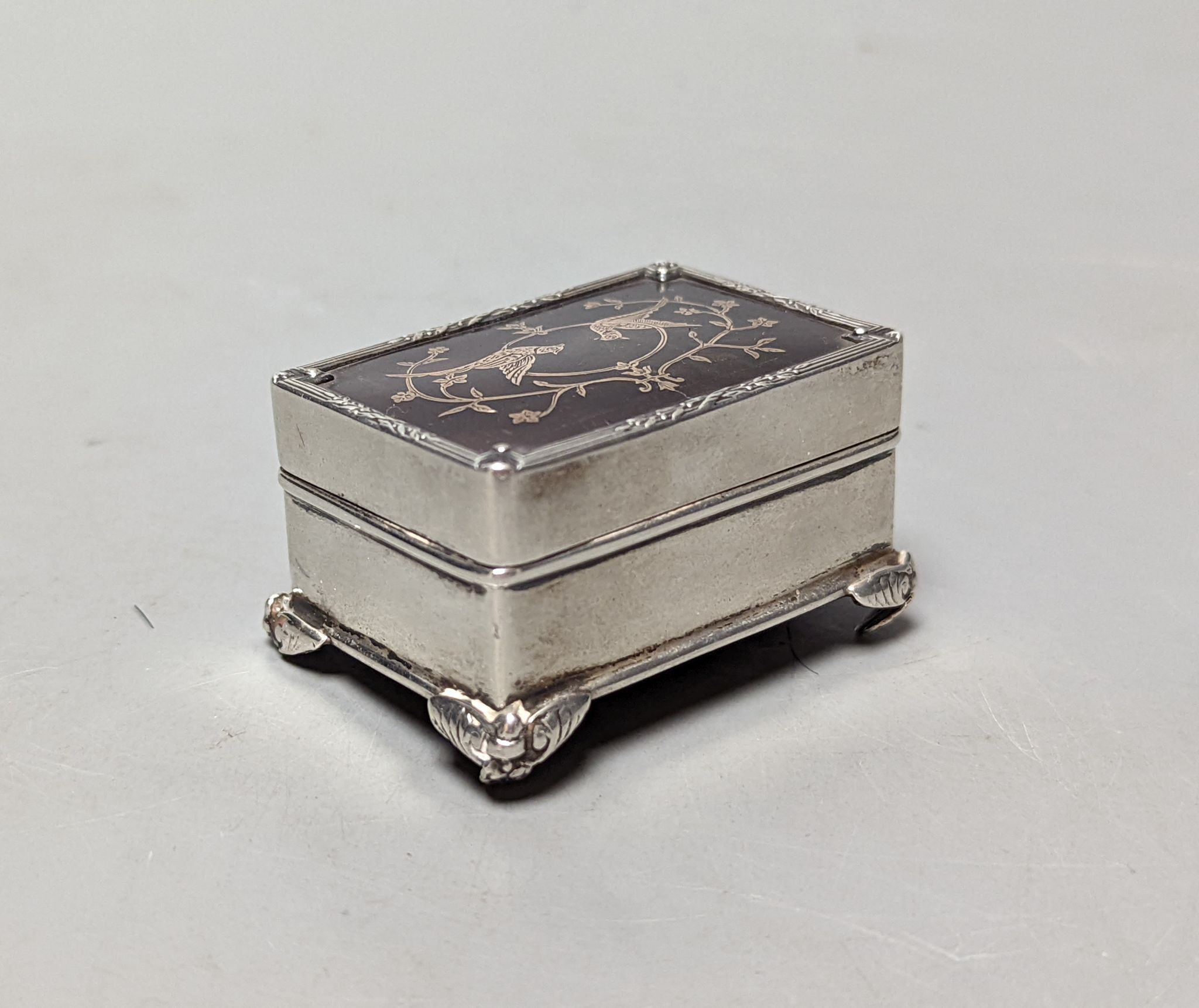 A small Edwardian silver and tortoiseshell pique trinket box, William Comyns, Birmingham, 1908, 5cm.